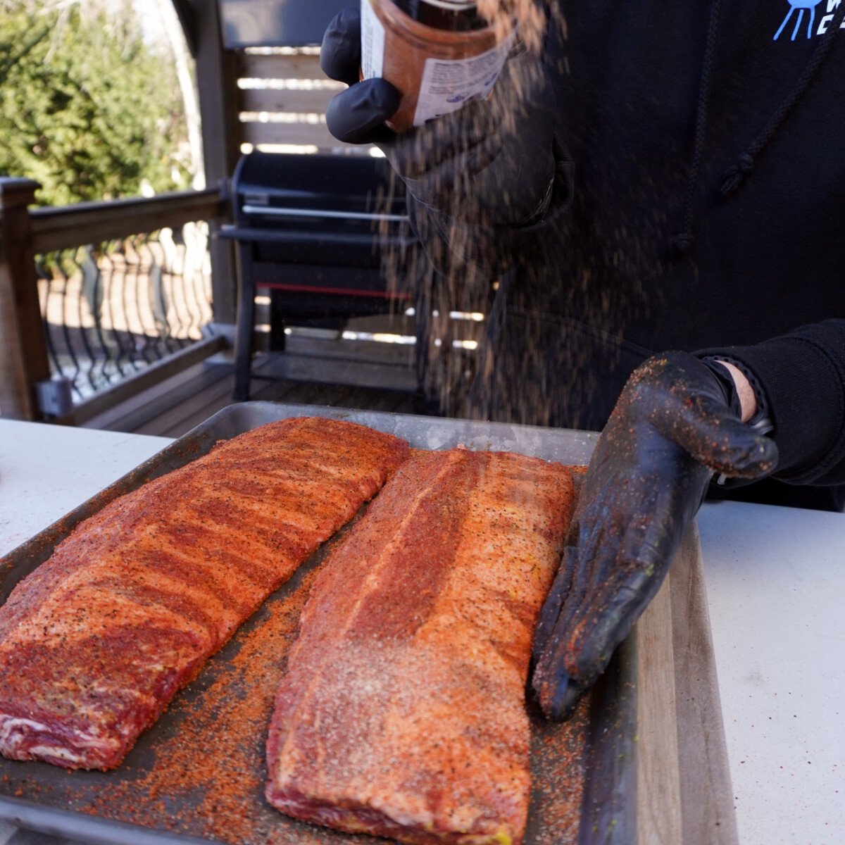 Seasoning of the ribs.